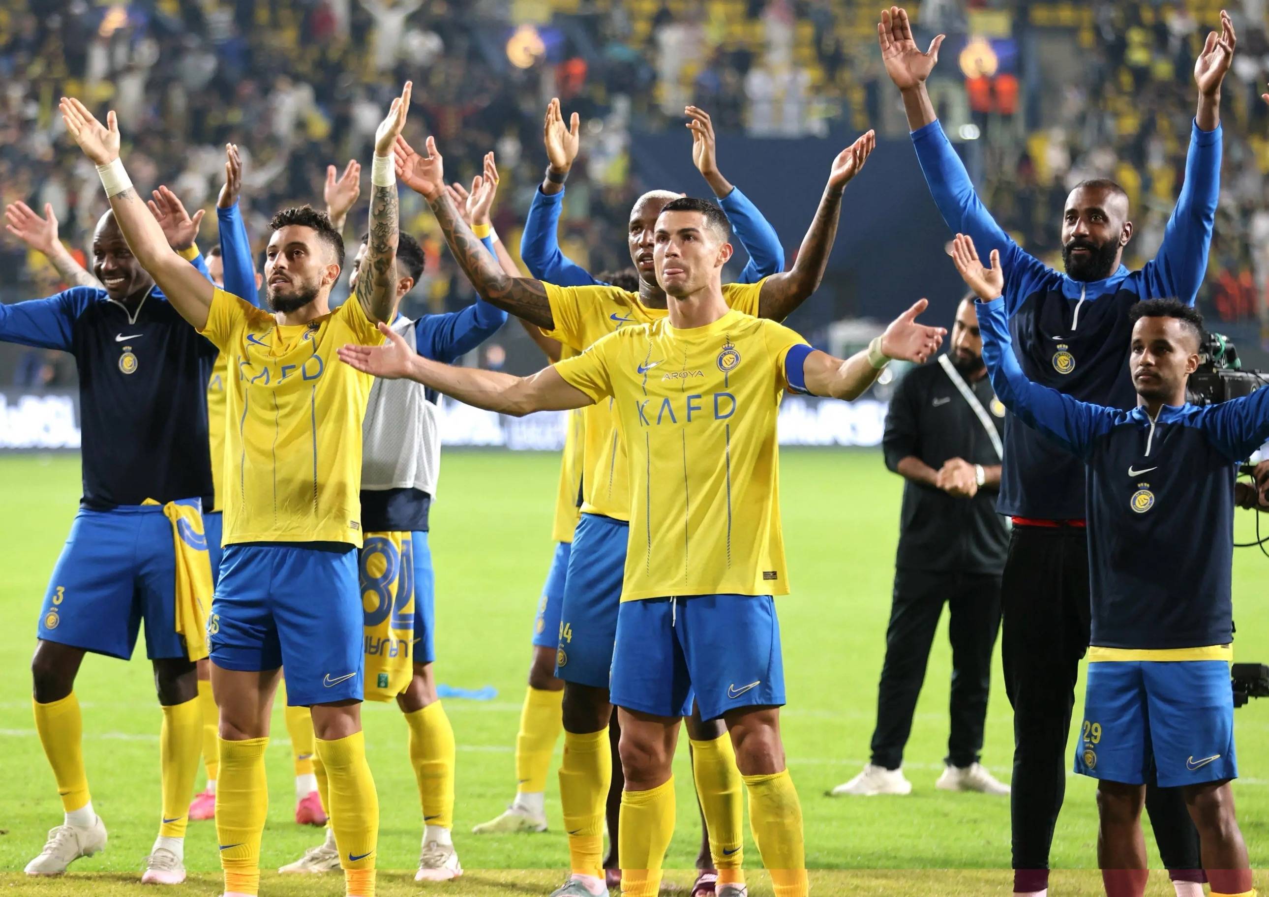 直播-C罗官方宣布表现优异新规，IG引发争议！全场沸腾不已-直播