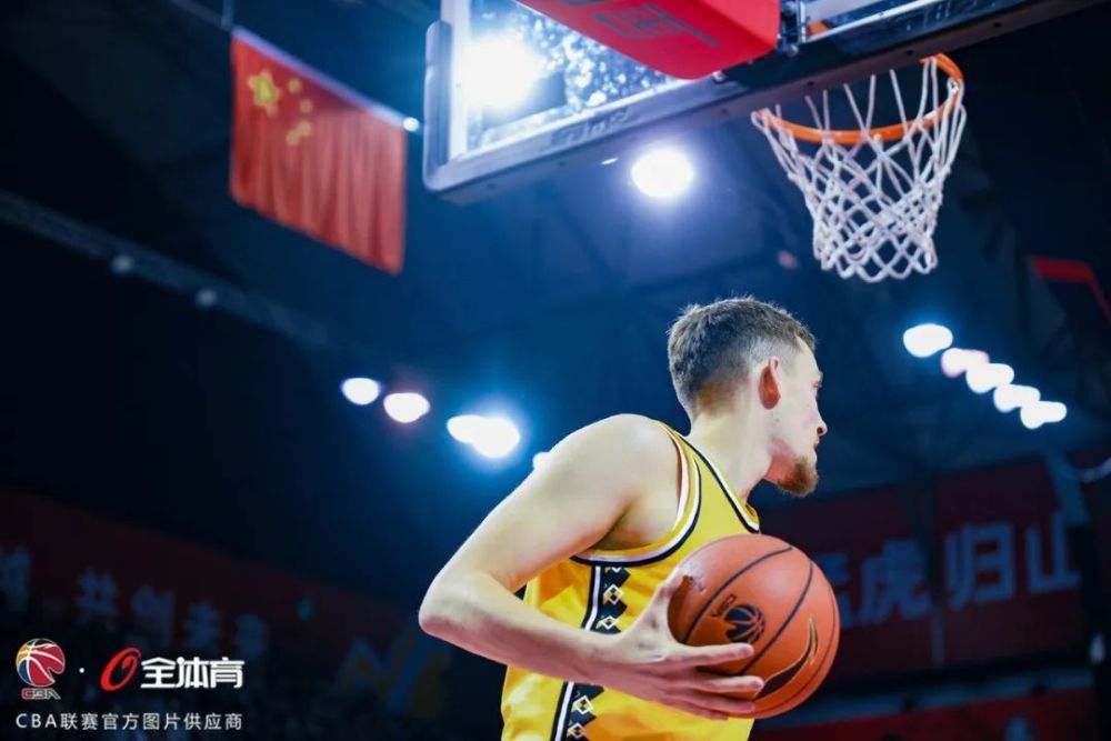 转折点武汉三镇篮板制胜；欧篮联今夜攻防权衡；气氛紧张；纪律约束更严格的简单介绍