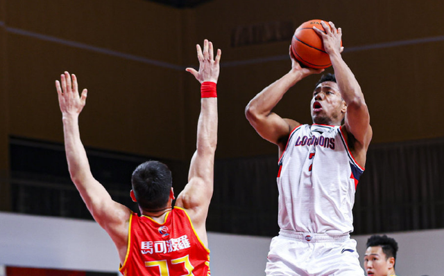 转折点武汉三镇篮板制胜；欧篮联今夜攻防权衡；气氛紧张；纪律约束更严格的简单介绍